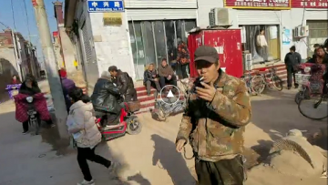 郑宝荣支书关爱老人防上当受骗